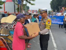 Peringati Hari Lalu Lintas Bhayangkara, Polres Blitar kota Berbagi Bantuan Sosial