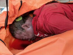 Polisi Bersama Tim SAR, Temukan Korban Bunuh diri Menceburkan ke Sungai Brantas