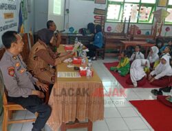 Personel Polsek Nganjuk Kota Sosialisasi Stop Bullying di SDN 1 Kartoharjo atas Inisiasi Kapolres Nganjuk
