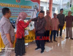 Kepala Desa Gambiran Mojoagung Dan Panitia PTSL Serahkan Sertifikat Disambut Baik Oleh Masyarakat Pemohon