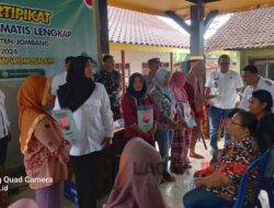 Warga Pemohon Program PTSL Desa Galengdowo Dag Dig Dug Saat Kepala Desa Bersama BPN Serahkan Sertifikat