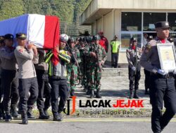 Gugur dalam Tugas, Jenazah Bripka Anumerta Ronald M. Enok Diterbangkan ke Jayapura dan Dimakamkan di Sentani