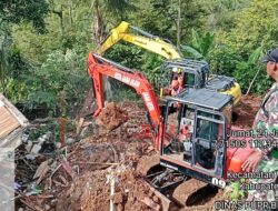 Lima Personil Berpengalaman dan Alat Berat Di Kerahkan Oleh Dinas PUPR Adanya Musibah Longsor 
