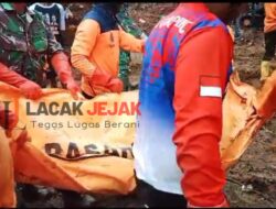 Dengan Ditemukannya Kedua korban Tanah Longsor Di Desa Sambirejo Proses Evakuasi Dihentikan Oleh Tim SAR Gabungan