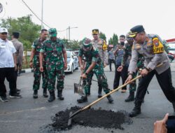 Sinergitas Polres Jombang dan Kodim 0814, Gercep menambal Jalan Berlubang di Jalan Raya Mojoagung, Jombang