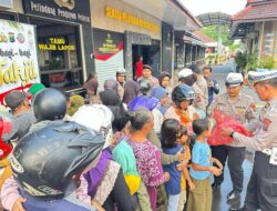 Personel Polres Jombang Bagikan Takjil Kepada Pengendara dan Warga Sekitar