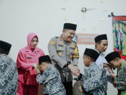 Kapolres Jombang bersama Ketua Bhayangkari Gelar Baksos di Pesantren