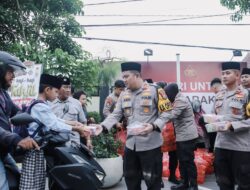 Ramadhan Berkah, Kapolres Jombang Bagikan Takjil Kepada Pengguna Jalan
