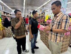 Jelang Idul Fitri, Tim Satgas Pangan Polres Jombang Lakukan Pengecekan Bahan Pokok di Swalayan Bravo Jombang