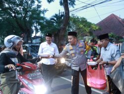 Kapolres Jombang Belanja Takjil di Sentra Kuliner Untuk Dibagikan Kepada Masyarakat