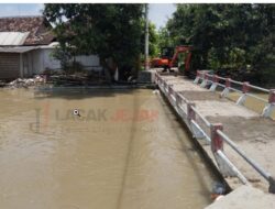 Tim BPBD Jombang Bersihkan Sampah Pada Tiga Titik Di Bawah Jembatan Ploso dan Kudu, Serta Pasok Air Bersih ke Desa Jombok