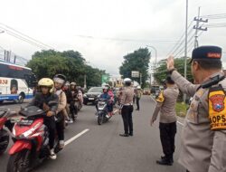 Kapolres Jombang Turun Langsung Pantau Arus Lalin di Jalur Arteri Bandar Kedungmulyo Menuju Simpang Tiga Bangjuri