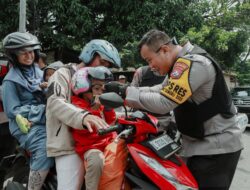 Pantau Arus Balik Lebaran, Kapolres Jombang Bagikan Helm dan Kacamata Gratis