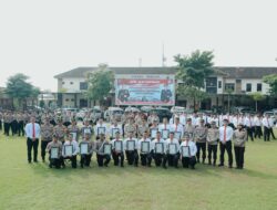 Kapolres Jombang Beri Penghargaan kepada 18 Anggota Berprestasi dan Berdedikasi