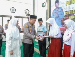 Kapolres Jombang Berikan Beasiswa kepada Putra-Putri Pegawai Negeri Pada Polri yang Berprestasi