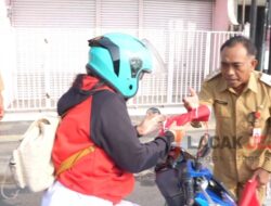 DPRD Jombang Melalui Setwan Bagikan 500 Bendera Merah Putih Di Bulan Agustus 2025 Begini Sambutan Warga 