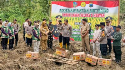 Kapolres Jombang Serahkan Bantuan Bibit Jagung Kepada Gapoktan Desa Katemas Kecamatan Kudu Dalam Mendukung Swasembada Pangan 