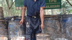 Siapa Yang Telaten Pasti Panen Ungkap Efendi Pemuda Penyadap Getah Pinus di RPH Carangwulung