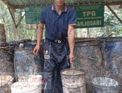 Siapa Yang Telaten Pasti Panen Ungkap Efendi Pemuda Penyadap Getah Pinus di RPH Carangwulung