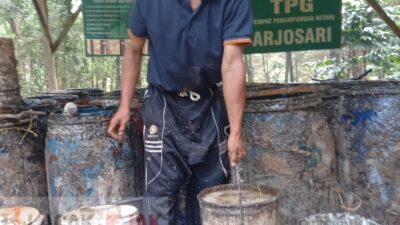 Siapa Yang Telaten Pasti Panen Ungkap Efendi Pemuda Penyadap Getah Pinus di RPH Carangwulung