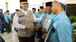 Menteri Haji dan Umrah RI Sambut Kepulangan Jemaah Haji Jombang Sekaligus Salurkan Bantuan UEA