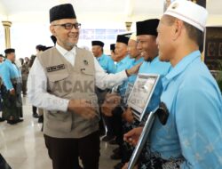 Menteri Haji dan Umrah RI Sambut Kepulangan Jemaah Haji Jombang Sekaligus Salurkan Bantuan UEA