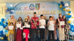 Kades Panglungan Sugiat Berikan Apresiasi Pada Siswa Berprestasi Dan Untuk Yang Lain Terus Di Motivasi 