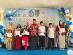 Kades Panglungan Sugiat Berikan Apresiasi Pada Siswa Berprestasi Dan Untuk Yang Lain Terus Di Motivasi 